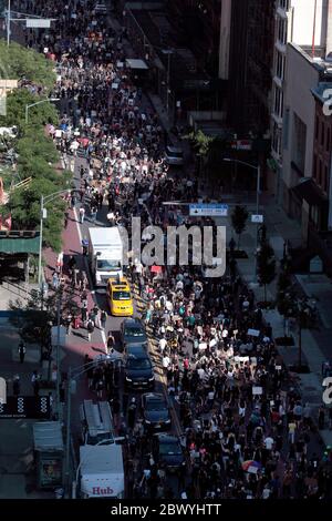 New York City, New York, Stati Uniti. 3 Giugno 2020. I manifestanti marciano in risposta alla morte di George Floyd afroamericano, mentre si trovano nella custodia della polizia di Minneapolis, e a sostegno del movimento Black Lives Matter oggi sulla West 23rd Street nel quartiere Chelsea di Manhattan. Dalla morte dei Floyds la settimana scorsa, si sono manifestate proteste a livello nazionale. Credit: Adam Stoltman/Alamy Live News Foto Stock