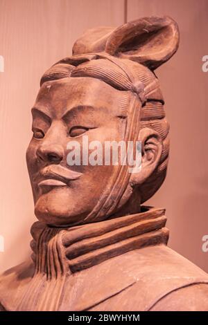 Xian, Cina - 1 maggio 2010: Esercito di terracotta museuml. Lato Chiudiporta di testa rossastra della scultura ufficiale. Foto Stock