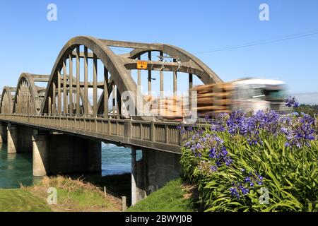 Camion di tronchi sul ponte di Balclitha, Otago del Sud, Nuova Zelanda Foto Stock