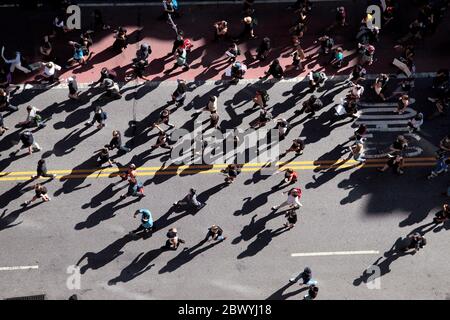 New York City, New York, Stati Uniti. 3 Giugno 2020. I manifestanti marciano in risposta alla morte di George Floyd afroamericano, mentre si trovano nella custodia della polizia di Minneapolis, e a sostegno del movimento Black Lives Matter oggi sulla West 23rd Street nel quartiere Chelsea di Manhattan. Dalla morte dei Floyds la settimana scorsa, si sono manifestate proteste a livello nazionale. Credit: Adam Stoltman/Alamy Live News Foto Stock