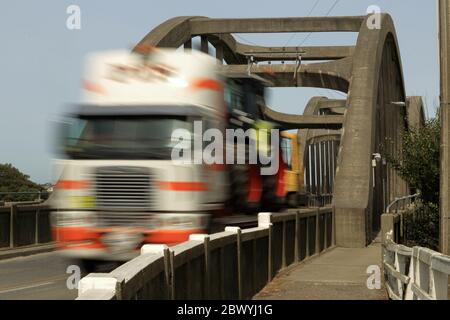 Camion sul ponte di Balclitha, Otago del Sud, Nuova Zelanda Foto Stock