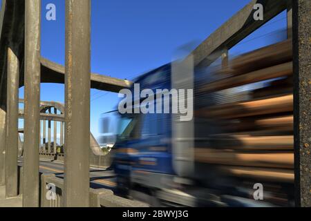 Camion di tronchi sul ponte di Balclitha, Otago del Sud, Nuova Zelanda Foto Stock