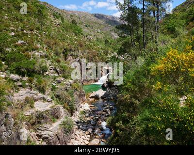 Cascata e lago di portela fare homem in Portogallo su una primavera soleggiata afernoon. Foto Stock