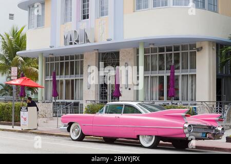 Pink Cadillac & Hotel Marlin su Collins Avenue, Miami Beach, Florida, Stati Uniti d'America Foto Stock