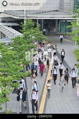 Mattina. 3 Giugno 2020. Gli impiegati indossano maschere alla stazione di Osaka durante l'ora di punta a Osaka, Giappone, la mattina, 3 giugno 2020. Foto Stock