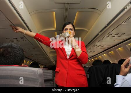 Una Airhostess of Best Air che fa una dimostrazione di sicurezza subito prima di volare dall'Aeroporto Internazionale di Zia ora è l'Aeroporto Internazionale di Hazrat Shah Jalal Foto Stock