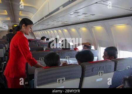 Un Airhostess di Best Air che fa il suo dovere a bordo. Foto Stock