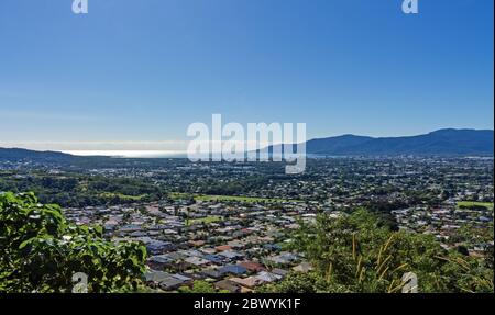 Una bella vista della città di Cairns sulla baia, presa la mattina da su Lake Morris Road al Campbell's Lookout sulla collina che domina i sobborghi Foto Stock