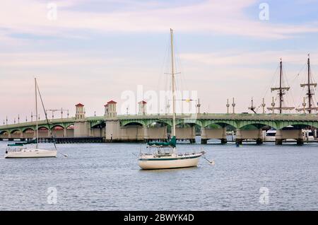 Le barche a vela si navigano sul fiume Matanzas di fronte al Ponte dei Lions, 10 aprile 2015, a St. Augustine, Florida. Foto Stock
