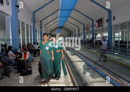 Giovane hostess di Sri Lanka Airlines con bagaglio a mano presso la sala partenze dell'aeroporto internazionale di Bandaranaike. Sri Lanka. Foto Stock