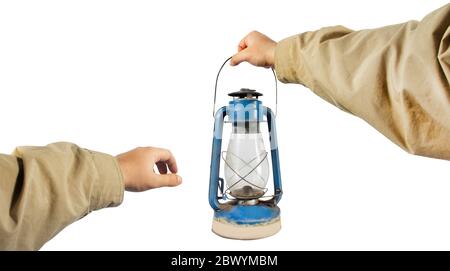 Foto isolata di una mano maschile in giacca di olive che tiene una lanterna blu vecchio stile, vista in prima persona. Foto Stock