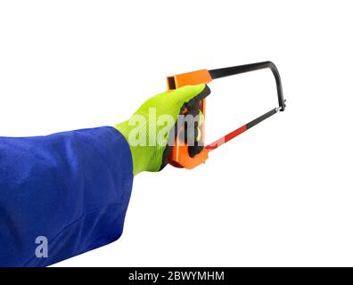 Foto isolata di una mano di un lavoratore in guanti che tengono il seghetto, vista in prima persona su sfondo bianco. Foto Stock