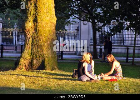 Giovani donne che si godono un pomeriggio nel parco in una giornata di sole. Foto Stock