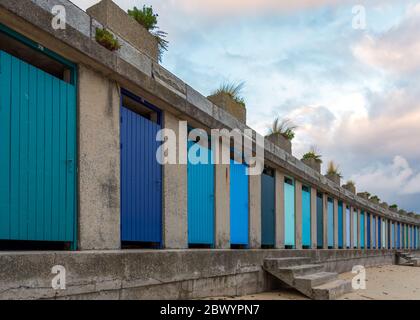 Vista laterale delle porte blu della cabina sulla spiaggia in Bretagna, Francia Foto Stock