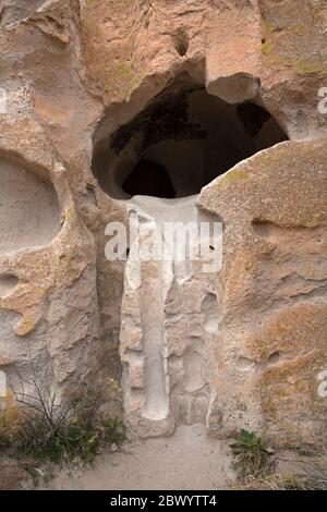 NM00457-00...NUOVO MESSICO - accesso ad una dimora di scogliera levigata nel tempo con l'uso del popolo ancestrale Pueblo al Bandelier National Monument. Foto Stock