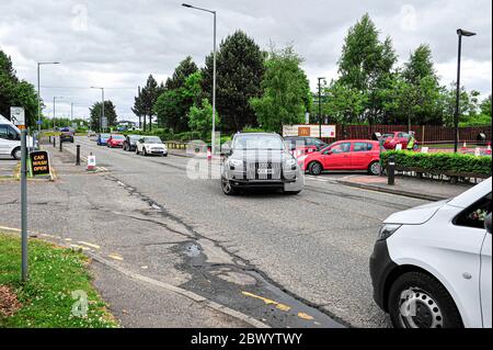 Alloa, Regno Unito. 03 giugno 2020. I veicoli sono visti entrare e lasciare il ristorante dopo le 11:00 Opening.McDonald's riapre la sua filiale di Alloa su Clackmannan Road come Drive-Thru solo e l'implementazione di un sistema unidirezionale per mantenere il flusso di traffico in corso. Credit: SOPA Images Limited/Alamy Live News Foto Stock