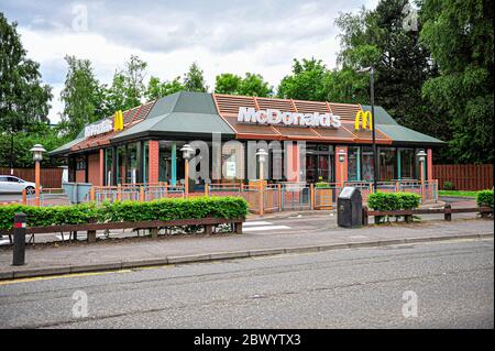 Alloa, Regno Unito. 03 giugno 2020. Vista generale del ristorante.McDonald's riapre la sua filiale di Alloa su Clackmannan Road come Drive-Thru solo e l'implementazione di un sistema unidirezionale per mantenere il flusso di traffico in corso. Credit: SOPA Images Limited/Alamy Live News Foto Stock