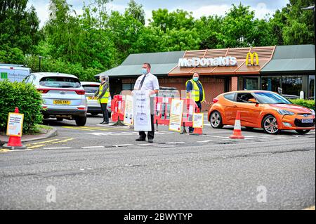 Alloa, Regno Unito. 03 giugno 2020. Manager della filiale che tiene un segno che avverte gli automobilisti circa il parcheggio completo durante la riapertura.McDonald's riapre la sua filiale di Alloa su Clackmannan Road come Drive-Thru solo e l'implementazione di un sistema unidirezionale per mantenere il flusso di traffico in corso. Credit: SOPA Images Limited/Alamy Live News Foto Stock