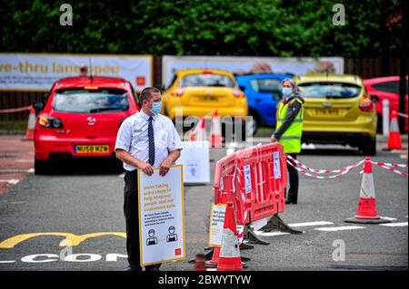 Alloa, Regno Unito. 03 giugno 2020. Manager della filiale che tiene un cartello al parcheggio durante la riapertura.McDonald's riapre la sua filiale di Alloa su Clackmannan Road come Drive-Thru solo e l'implementazione di un sistema di sola andata per mantenere il flusso del traffico in corso. Credit: SOPA Images Limited/Alamy Live News Foto Stock