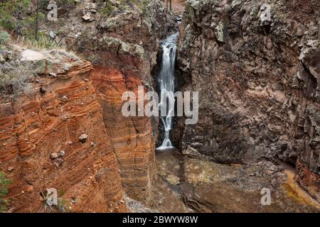 NM00472-00...NEW MEXICO - Upper Falls sul fiume Frijoles nel Monumento Nazionale di Bandelier. Foto Stock