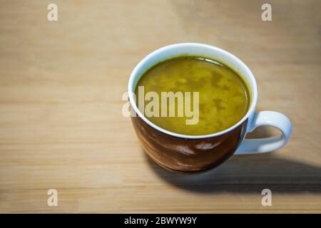 Il tè più difettoso di Masala in una tazza. Masala Chai, tè indiano al latte, tè cattivo Foto Stock