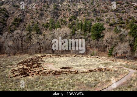 NM00478-00...NUOVO MESSICO - il sentiero principale del loop che passa attraverso le rovine del Pueblo circolare Tyuonyi nel Canyon Frijoles al Monumento Bandelier Nat'l. Foto Stock