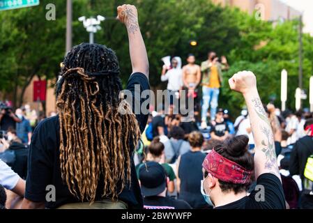 Philadelphia, Pennsylvania / USA. Centinaia di Filadelfani hanno deificato il coprifuoco dopo aver marciato per il centro della città. Giugno 03 2020. Credit: Christopher Even / Alamy Live News Foto Stock