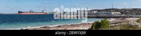 Esperance Australia Occidentale 11 Novembre 2019 : Vista panoramica del porto industriale di Esperance nella luce del tardo pomeriggio Foto Stock
