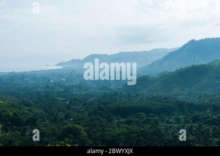 Bellissimo paesaggio con vista sulla natura della foresta a Manatuto Timor Est Foto Stock