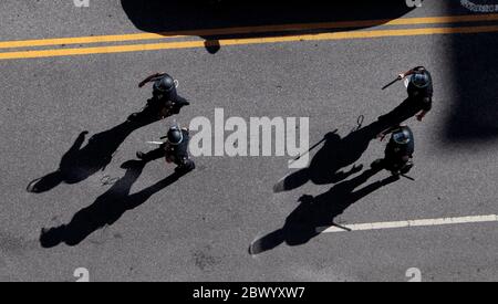 New York City, New York, Stati Uniti. 3 Giugno 2020. 3 Giugno 2020. Gli ufficiali di polizia seguono i manifestanti che marciano in risposta alla morte di George Floyd afroamericano, mentre si trovano nella custodia della polizia di Minneapolis, e a sostegno del movimento Black Lives Matter oggi sulla West 23rd Street nel quartiere Chelsea di Manhattan. Dalla morte dei Floyds, avvenuta la settimana scorsa, si sono manifestate proteste a livello nazionale che hanno sollevato questioni sulle tattiche della polizia in risposta e in relazione agli afroamericani. Credit: Adam Stoltman/Alamy Live News Foto Stock