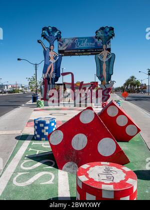 2 maggio 2020 Las Vegas, Nevada USA: Cartello della città di Las Vegas con le showgirls Foto Stock