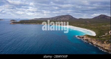 Vista panoramica aerea della Baia di Hellfire nel Parco Nazionale di Cape le Grand, Esperance, Australia Occidentale Foto Stock