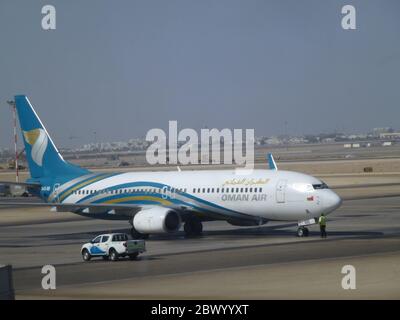 Oman Air è la compagnia aerea nazionale di Oman. Con sede all'aeroporto internazionale di Muscat a Seeb, Muscat, opera servizi passeggeri nazionali e internazionali. Foto Stock