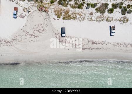 Vista panoramica di 3 auto sulla spiaggia di Esperance in Australia occidentale Foto Stock