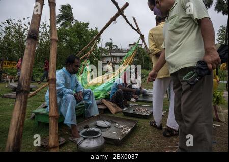 Il potente ciclone Amphan si è schiaffato nella regione costiera di Odisha e Bengala Occidentale il 20 maggio. La velocità registrata era di circa 155-165 km/h intorno alle 2.30. A causa del devastante Cyclone Amphan, l'acqua si infiltra nei negozi dei mercati, danneggia le tende per lo shopping o le fa saltare a Tehatta, Bengala Occidentale; India il 21/05/2020. Foto Stock