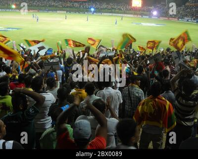 Spettatori che guardano una partita di cricket. Pallekele International Cricket Stadium, Sri Lanka Foto Stock