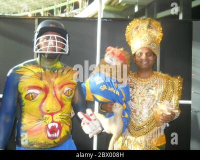 Fan di Cricket alla T20 mondiale 2012 che si è tenuta in Sri Lanka. Pallekele International Cricket Stadium, Sri Lanka. Foto Stock