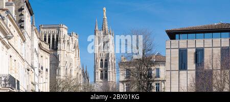 Bordeaux in Francia, la bellissima torre Pey Berland nel centro e la cattedrale di Saint-Andre Foto Stock