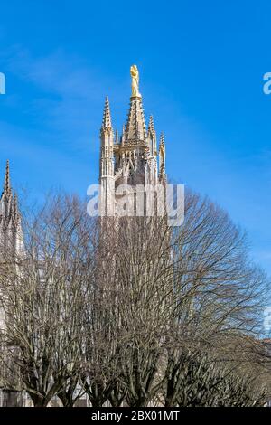 Bordeaux in Francia, la bellissima torre Pey Berland nel centro e la cattedrale di Saint-Andre Foto Stock