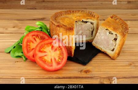 Crosta torta di carne di maiale salato su sfondo di legno Foto Stock