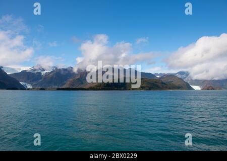 Holgate Glacier sulla sinistra e Aialik Glacier sulla destra sulla Aialik Bay nel Kenai Fjords National Park nel settembre 2019 vicino Seward, Alaska AK, USA. Foto Stock