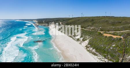 Vista panoramica aerea delle turbine eoliche della costa a Ten Mile Lagoon Beach, vicino a Esperance, nell'Australia occidentale Foto Stock