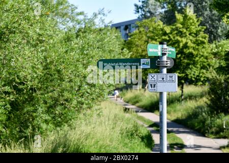 Berlino, Germania. 03 giugno 2020. Le indicazioni indicano i sentieri escursionistici di Wuhletal. Il Wuhltalweg conduce lungo il torrente Wuhle da Ahrensfelde a Berlino-Köpenick. La sua lunghezza è di 15 chilometri. Credit: Jens Kalaene/dpa-Zentralbild/ZB/dpa/Alamy Live News Foto Stock