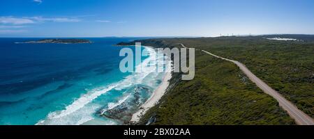 Vista aerea della strada vuota accanto all'oceano a Ten Mile Lagoon a Esperance, Australia Occidentale Foto Stock