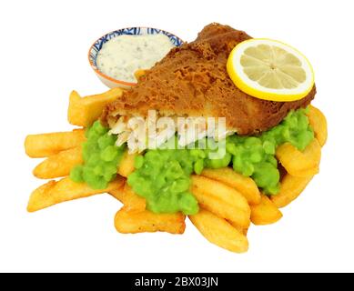 Birra pesce strattato e patatine pasto con piselli funghi isolati su uno sfondo bianco Foto Stock
