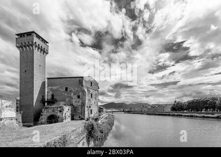 Bella vista in bianco e nero dei Lungarni di Pisa, nel centro storico vicino all'antica Cittadella dall'omonimo ponte Foto Stock