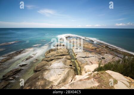 Lunga esposizione di mare e cielo blu chiaro in punta di Borneo, Kudat, Sabah Borneo, Malesia.-concetto di viaggio Foto Stock