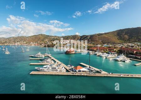 Charlotte Amalie, St. Thomas, USVI - 30 aprile 2019: Vista grandangolare degli yacht di lusso a motore nel porticciolo di Long Bay alla crociera Charlotte Amalie Foto Stock