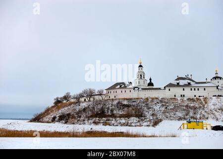 SVIYAZHSK, REPUBBLICA DI TATARSTAN, RUSSIA - 4 GENNAIO 2020: Il Monastero dell'Assunzione della Vergine. Vista del monastero dalla strada che conduce all'isola Foto Stock