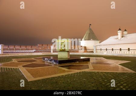 KAZAN, RUSSIA - 4 GENNAIO 2020: La pietra di fondazione della moschea di Kul-Sharif in una notte invernale. Le parole del Decreto sulla costruzione di una mosq Foto Stock